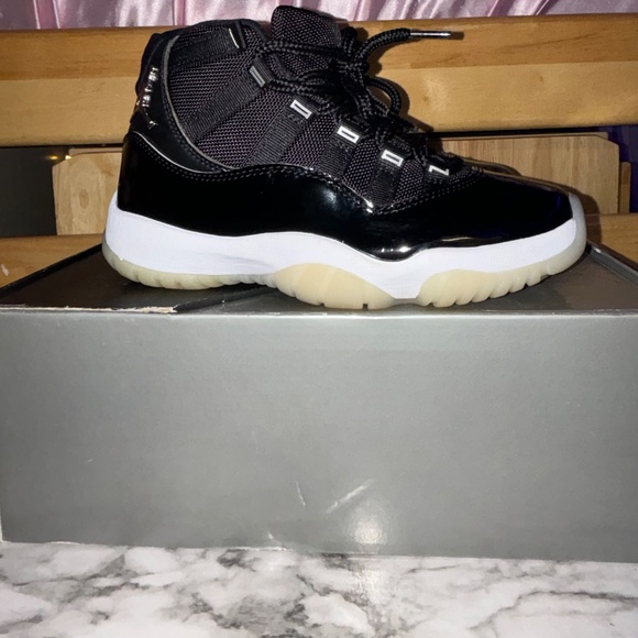 Women’s Jordan 11 Jubilee Size 5 - Picture 2 of 4